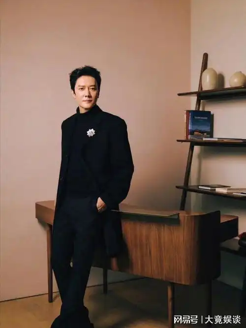 冯绍峰的争议:父亲带娃的赞誉与质疑冯绍峰的这些行为,虽然在社交媒体