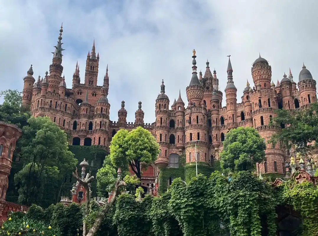 华生园蛋糕梦幻城堡是位于重庆大渡口区,是一座著名的旅游景点,以独特