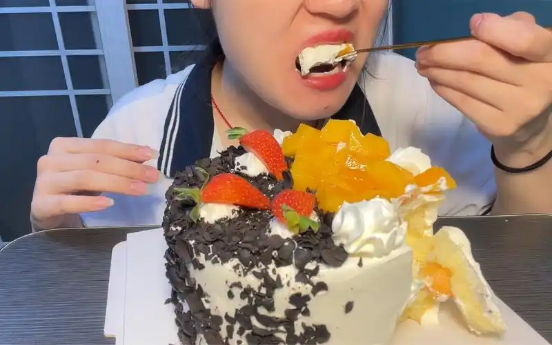 一个人吃一个蛋糕