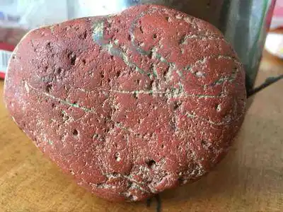 男子工地捡到一块血红色石头鉴定结果出乎意料