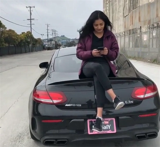 134万奔驰c63现街头,看到女车主那一刻,都没心思看车!