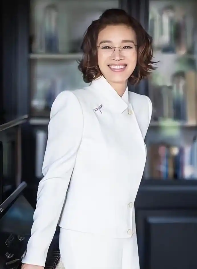 周立波妻子胡洁:靠前夫成亿万富豪,离婚嫁周立波,14年后咋样?