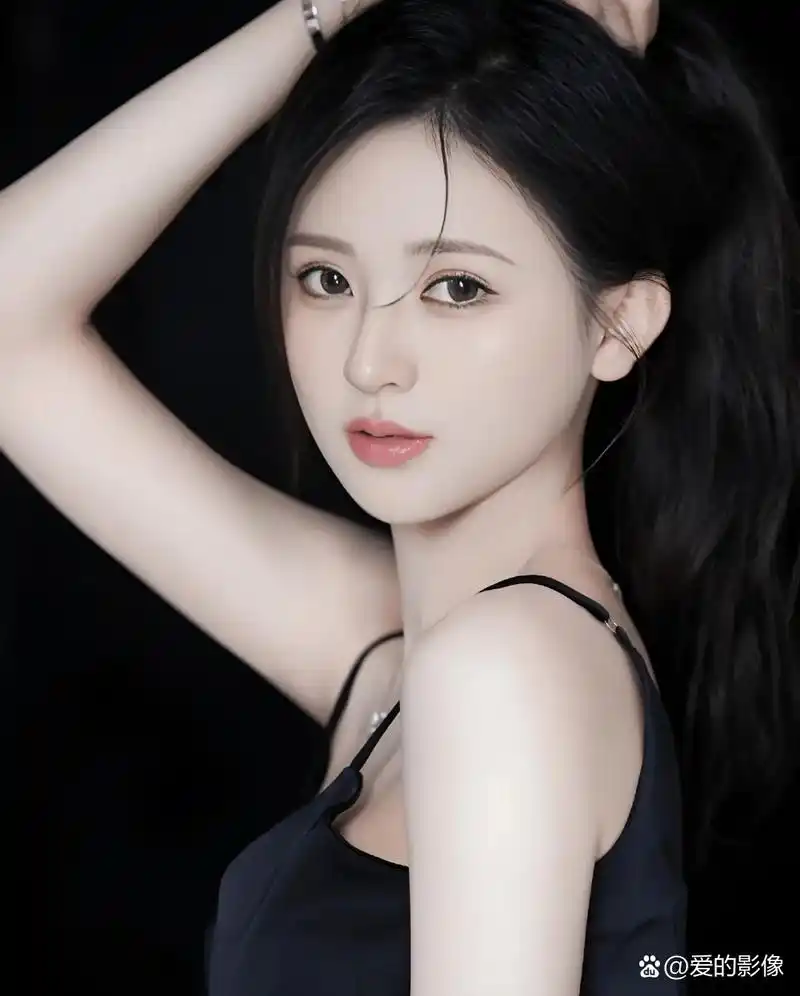 直呼御系天花板,性感杂志御姐时尚写真 - 韩式空气妆 一袭黑色吊带裙