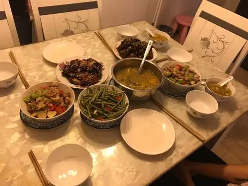 一桌简单的家庭晚餐,让法国女孩感受到中国式的家庭团聚.