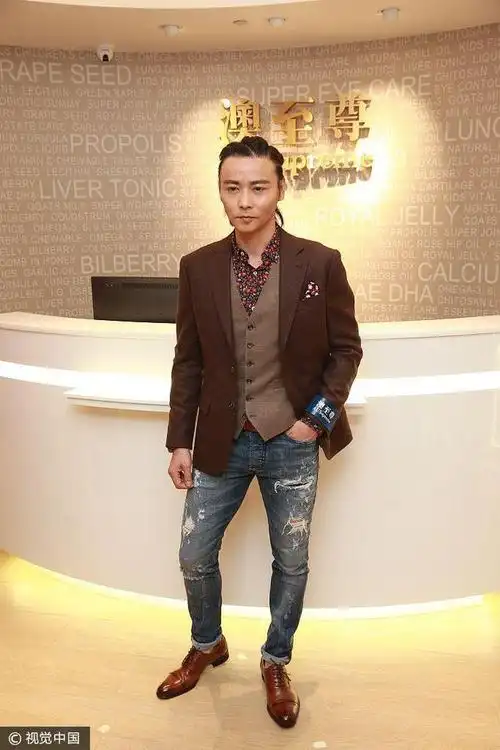 油头黑西装白衬衫的张晋,穿上骚红衬衫扎辫子的样子也挺帅!