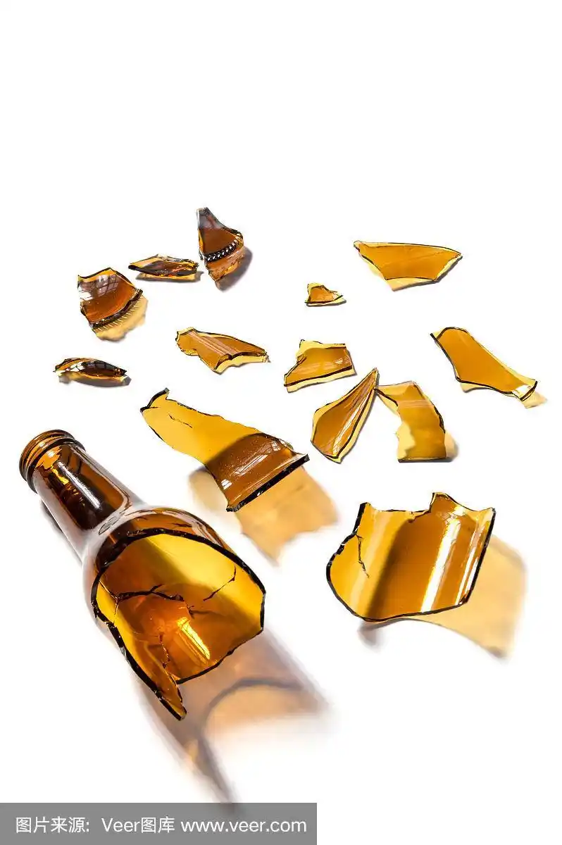 不透明的棕色玻璃瓶,破碎破碎.简易的武器.