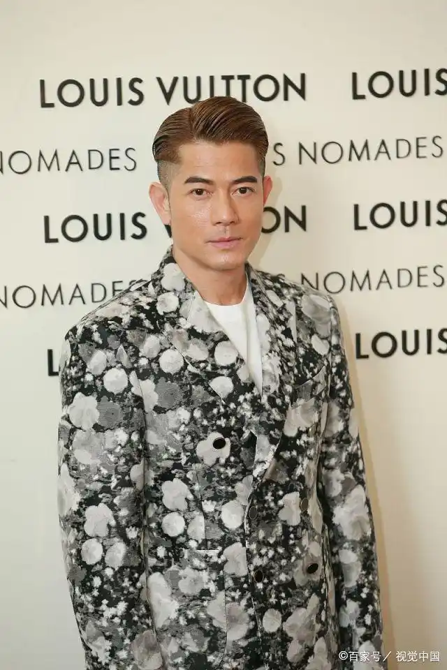 郭富城穿黑白波点西装,发型十分炫酷