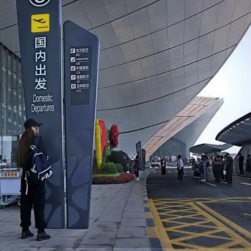 机场正门外的景象.