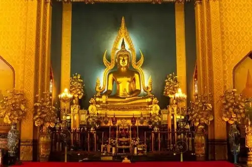 四面佛位于泰国曼谷的四面佛坛是泰国香火最鼎盛的膜拜据点之一, 在