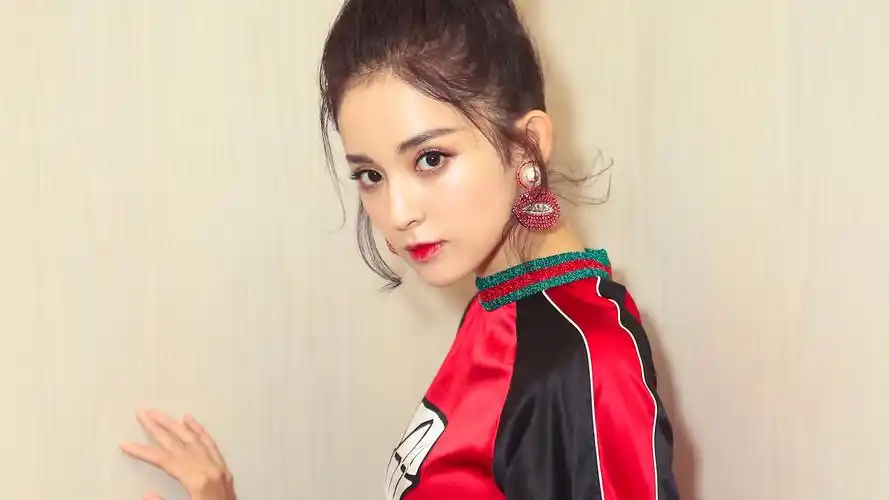 美女明星古力娜扎时尚桌面壁纸下载