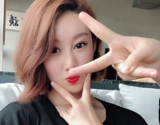 是理所当然了,在王宝强母亲的葬礼上,人们见识到了王宝强的新女友冯清