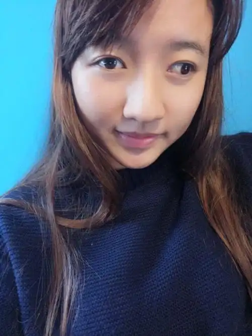 眼睛斜视的漂亮美女