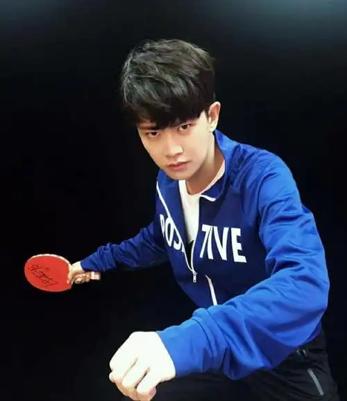 周雨是非常亲密的朋友,但由于频繁受伤,16岁的任嘉伦不再打球,而是