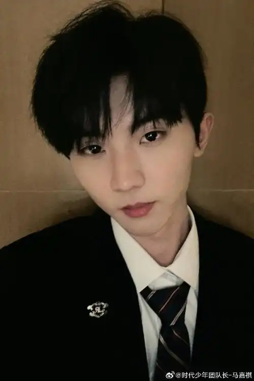 马嘉祺西装制服#马嘉祺晒西装制服自拍96学院风男大好帅!