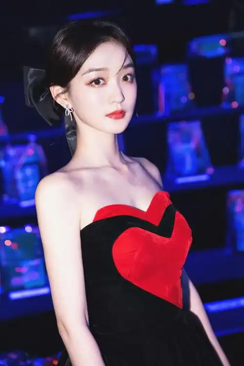 演员@何泓姗vivaho 亮相开幕盛典,为中国时尚打call!__财经头条