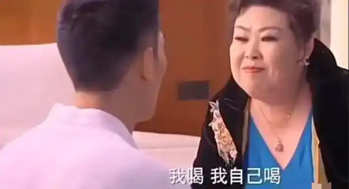 在电视剧《等你爱我》中,董立范饰演喜欢裹生肉的富婆赵静,打破了千百