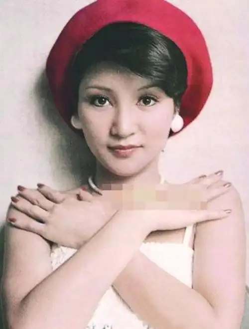 狄波拉眼波流转,也是美人一枚.