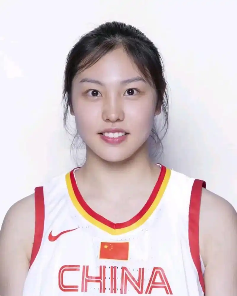 女篮中的巾帼英雄-中国女篮队员张茹(10号)来自河南焦作,是一位出色的