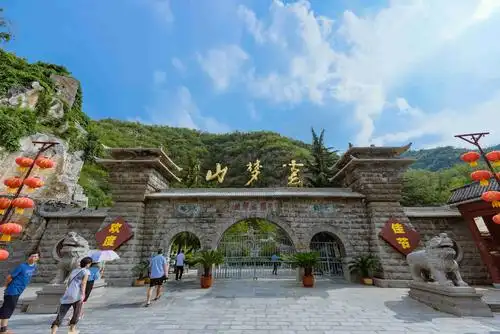 云梦山上观战国军庠,南天门下赏百里平川