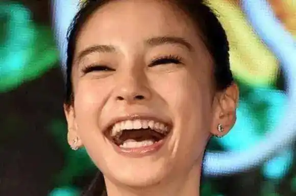 当女明星开怀大笑时:杨颖嘴变大,赵丽颖可爱,最后一位很治愈