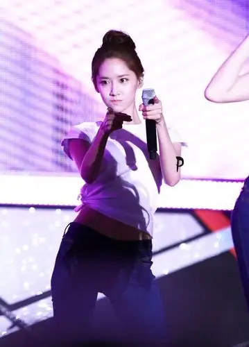 林允儿演唱会抓拍,清纯靓丽的造型,一脸的呆萌,如邻家女孩