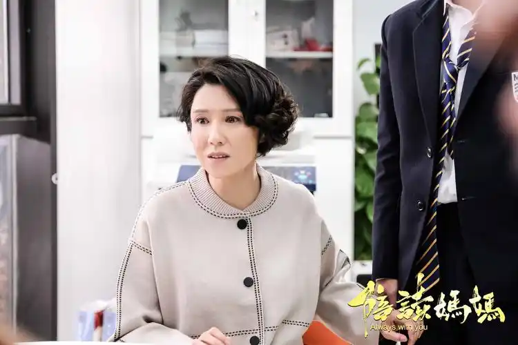 《陪读妈妈》曝妈妈帮海报 邬君梅曾黎绽放高品格魅力