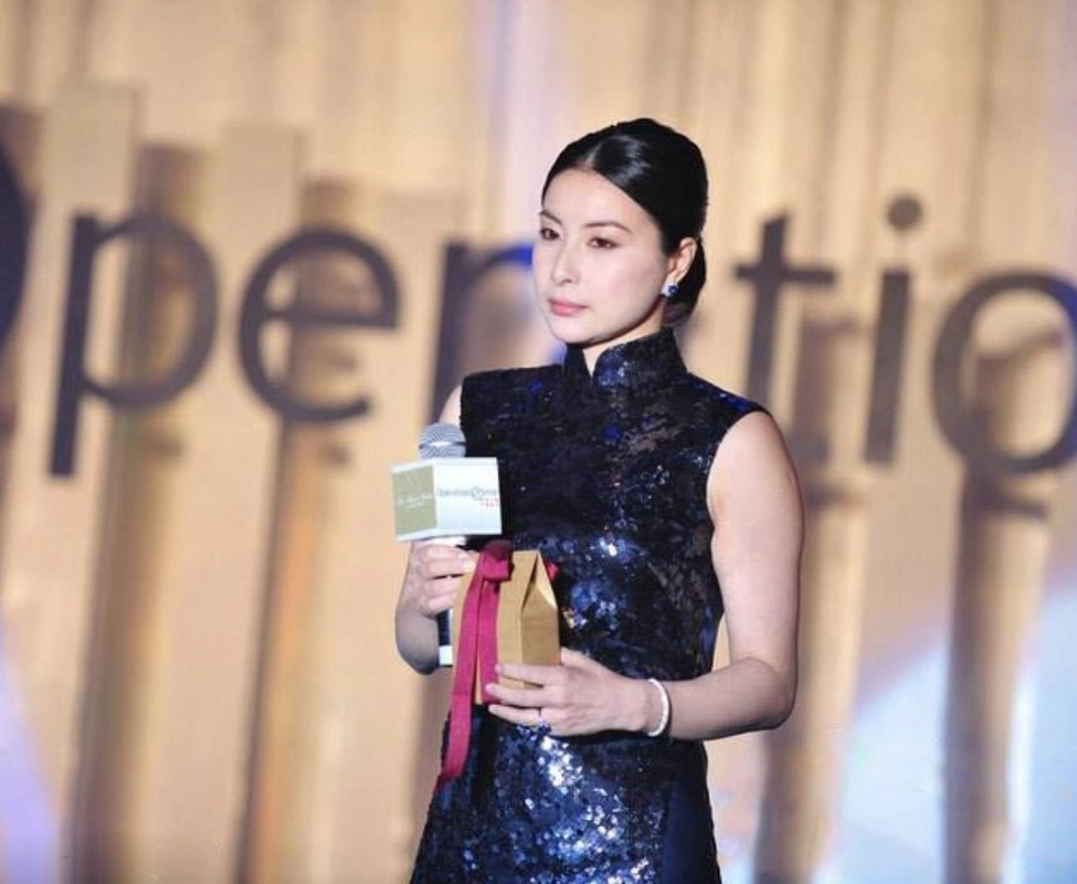 原创郭晶晶可塑性真强穿露肩礼服烫微卷好时髦与超模同框不输气场