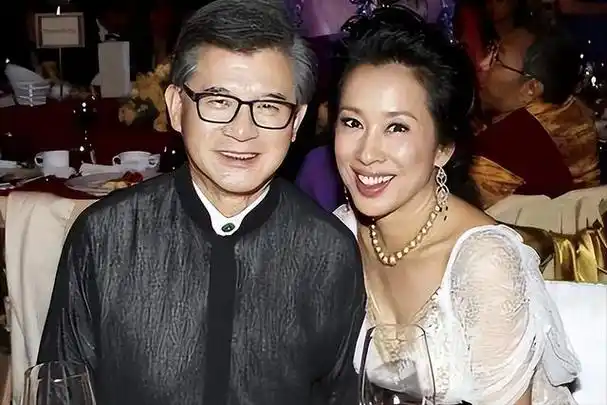 她是郭晶晶婆婆,两嫁豪门,离婚时不要钱,朱玲玲的人生才是彪悍