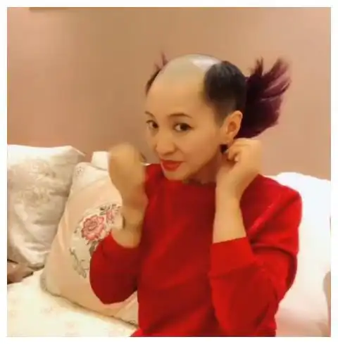 女子为挣钱也是拼了,脑洞大开不惜扮丑,头发剃成地中海|假发|赵雅芝