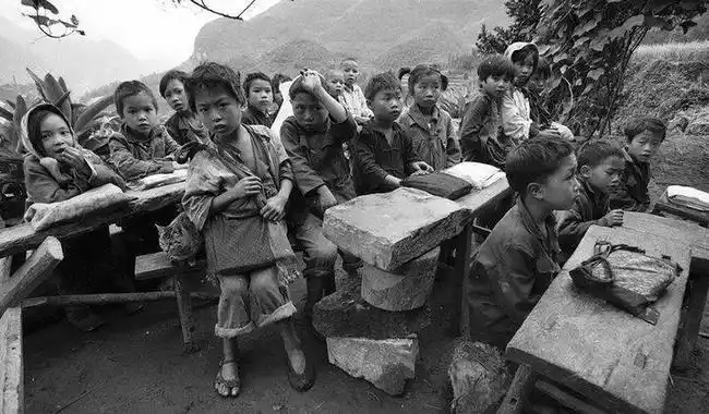 老照片九十年代初学生在艰苦条件下坚持学习