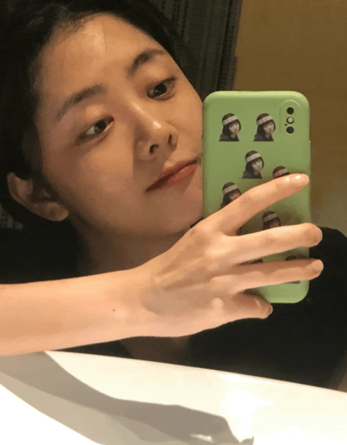 照片中,素颜的谭松韵美貌依旧,皮肤白皙水嫩状态极佳.