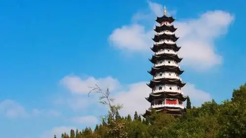 个旧市晚上22点后哪里好玩?站在阴山的玻璃栈道上,夜景尽收眼底