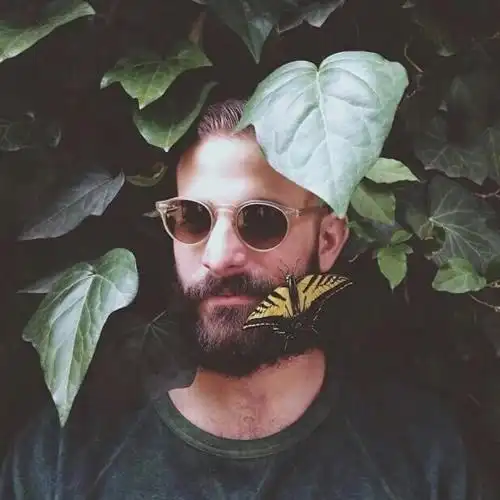 戴眼镜的森系蝴蝶男_欧美霸气头像图片_扣扣居