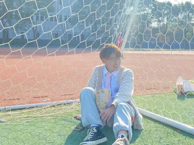 校园操场拍照少年感男生拍照姿势