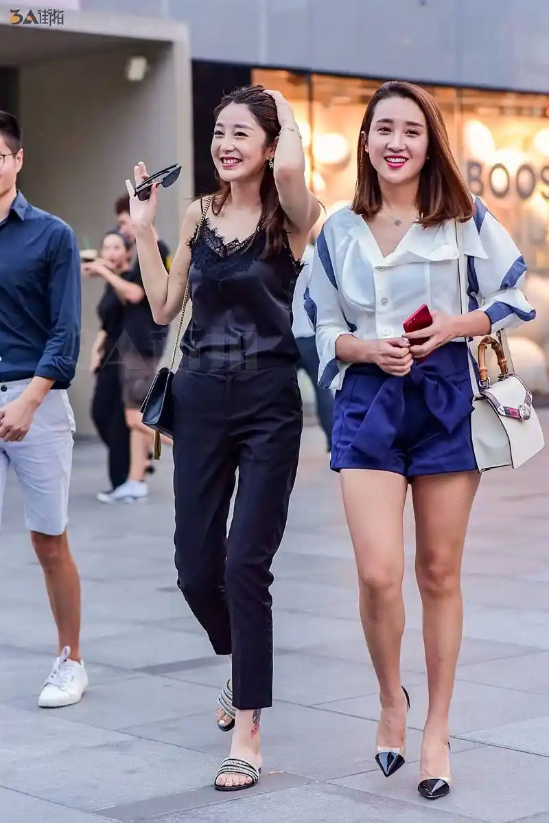 街拍:超级时尚的闺蜜逛街
