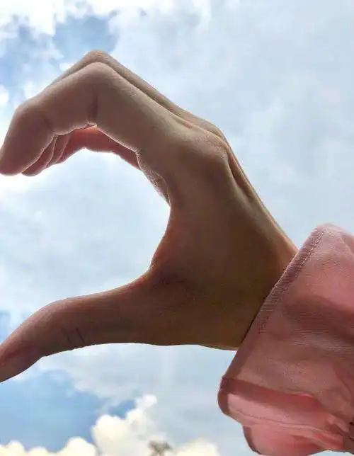 林允儿对镜自拍锁骨明显 比心甜笑少女感十足