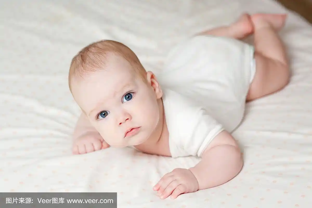 可爱漂亮的大眼睛宝宝躺在床上