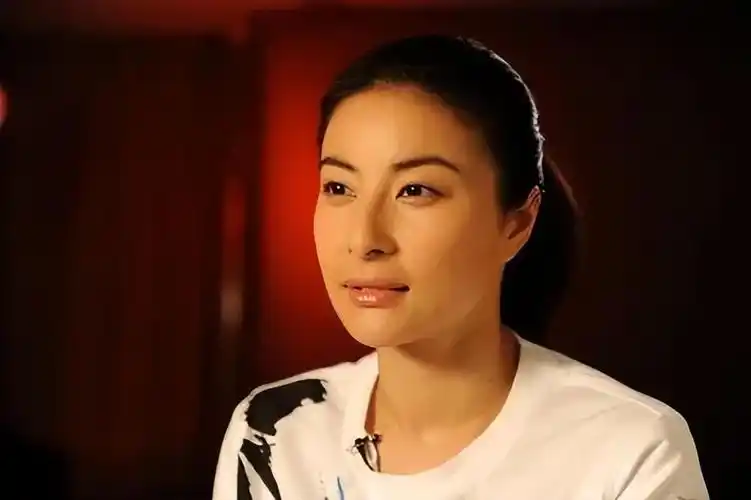 郭晶晶的4个身份:外界低估了她的地位,霍启刚非她不娶实属高攀