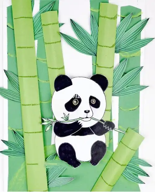 手工吃竹子的大熊猫