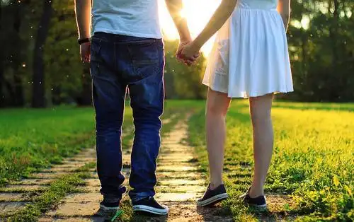 情侣牵手背影图片