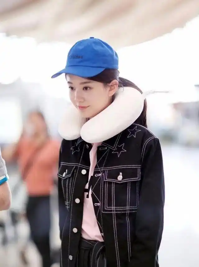 包子脸的赵丽颖戴帽子实在太可爱啦!就像个没有长大的小姑娘