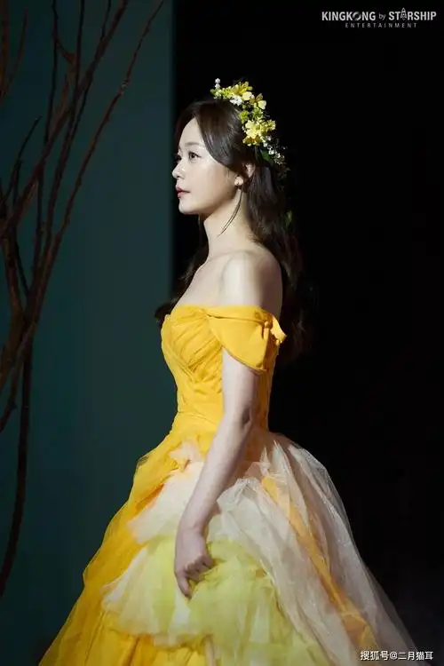 16日,kingkong by starship方面公开了多张全昭旻