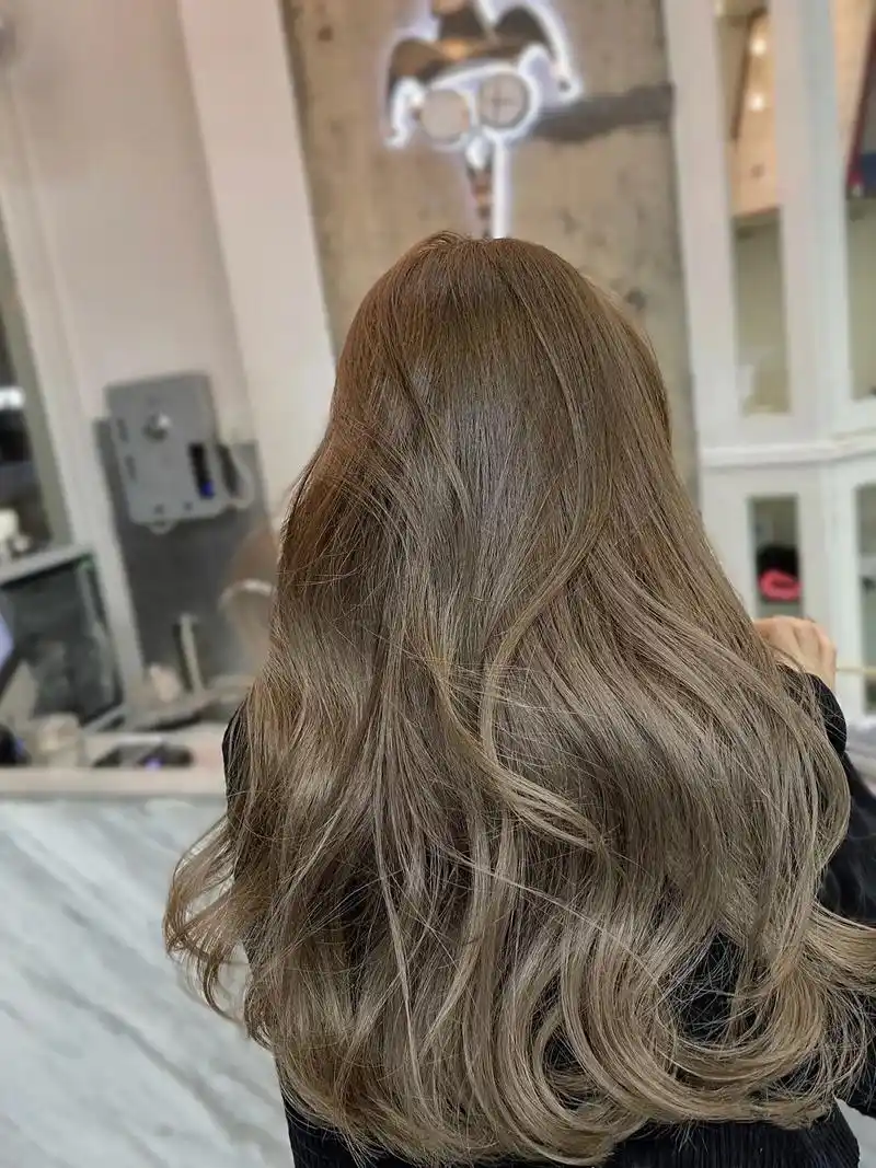 不需要漂色的发色一亚麻冷棕 需要调的颜色,泡泡染也没有这个颜 - 抖