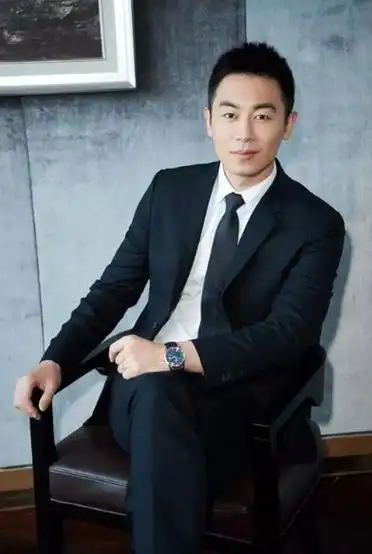 回顾朱亚文:大学毕业因事业和初恋分手,29岁娶沈佳妮