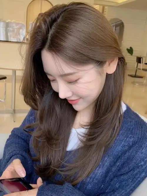 秋季冷棕亚麻色非常低调显白的发色