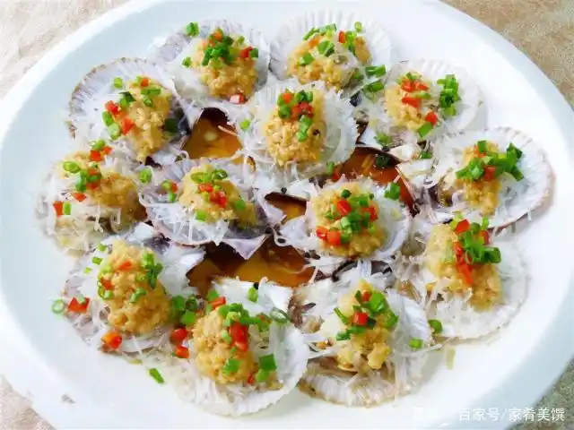 蒜蓉粉丝蒸扇贝这样做,非常好吃,而且制作简单,吃了就会爱上