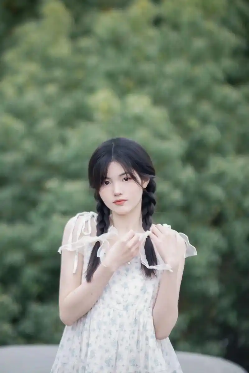 安静的阴天#小清新写真 #氛围感 #大学生#摄影  - 抖音