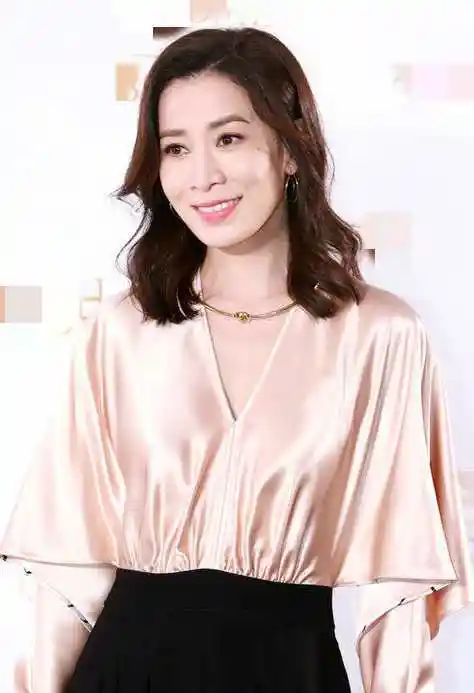 佘诗曼换发型更少女