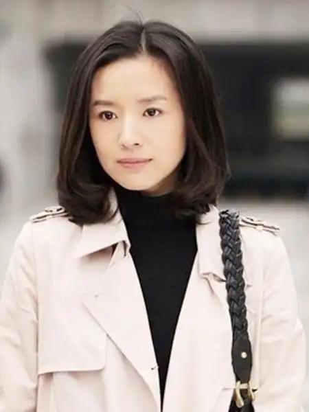 董洁发型图片六:清纯可人的长相,精致的脸蛋无论怎么梳发型都好看