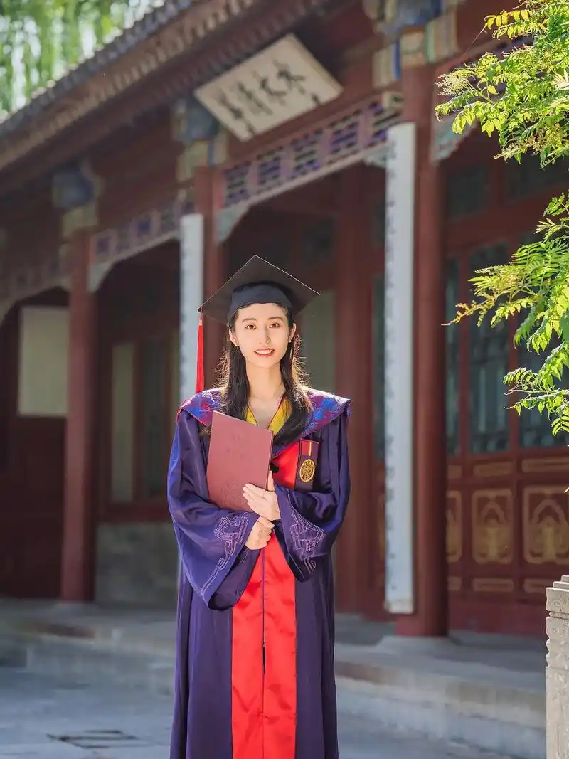 红色学位服才是博士服哦,之前发的蓝色 - 抖音